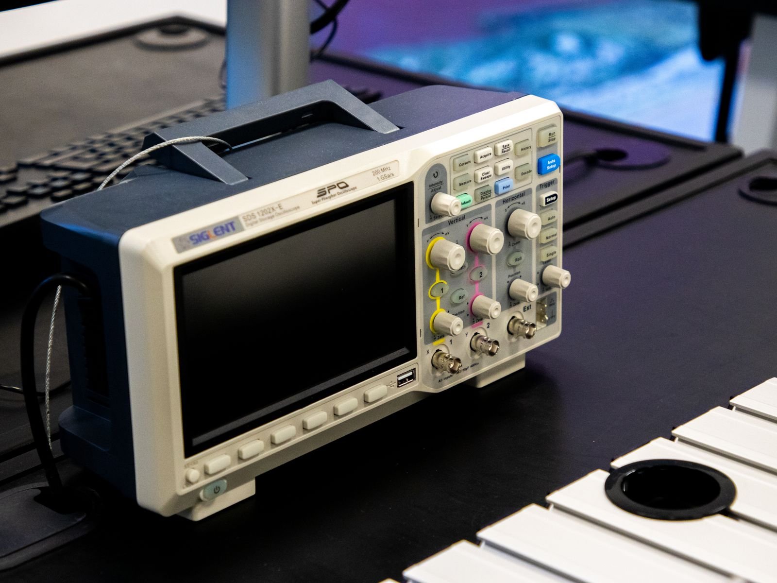 Digital oscilloscope on an electronics workbench
