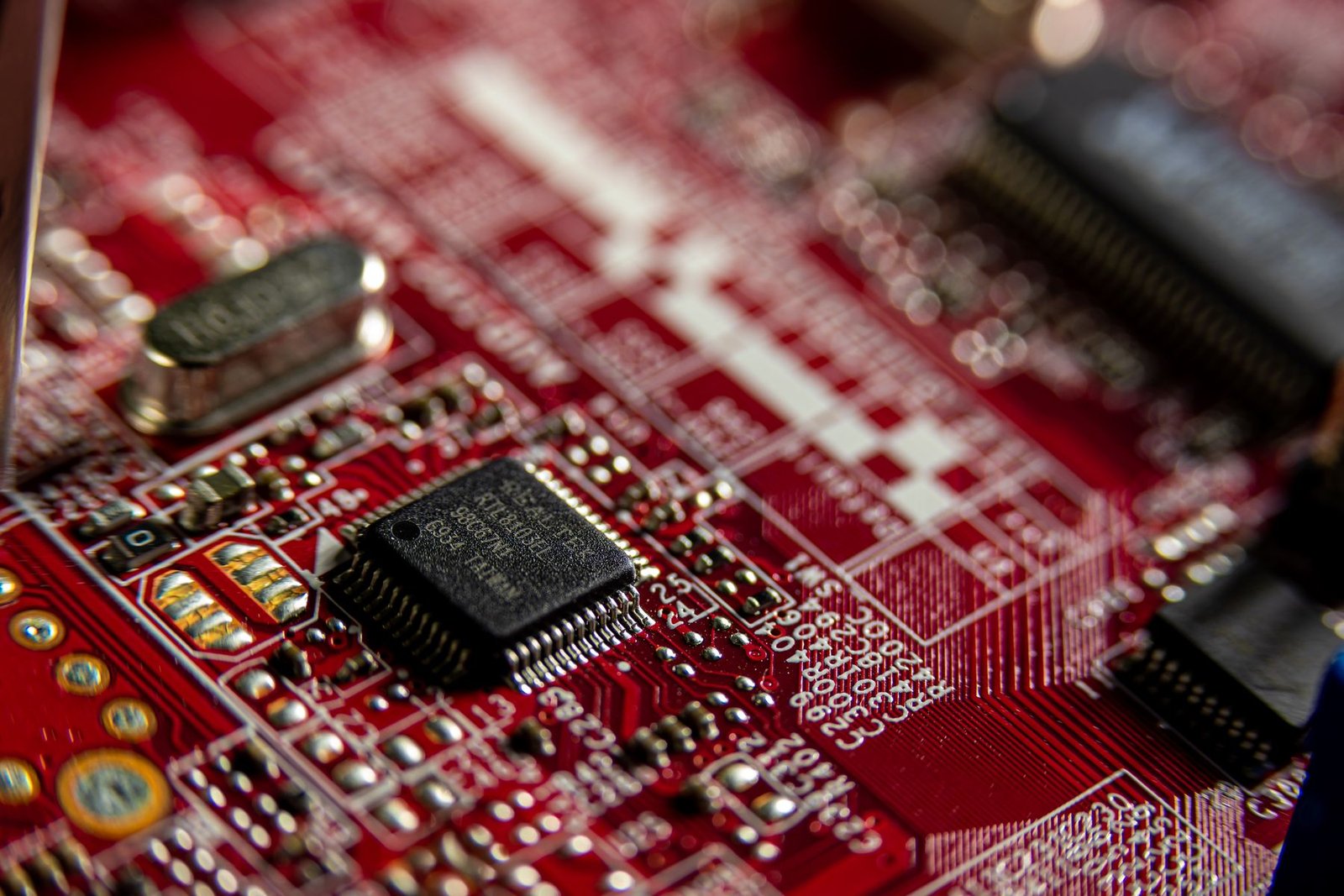 PCB layout close-up illustrating high-frequency current paths and coupling